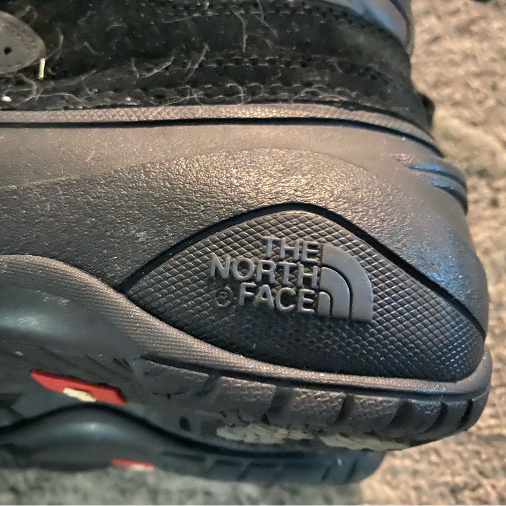 Size 5 north face snow boots gently used